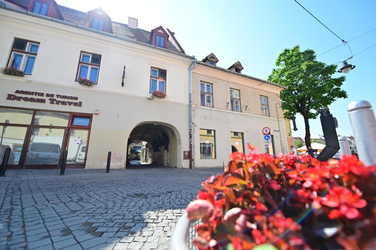 Lovely 2 Bedroom Apartment In Historic City Center Sibiu Exteriör bild